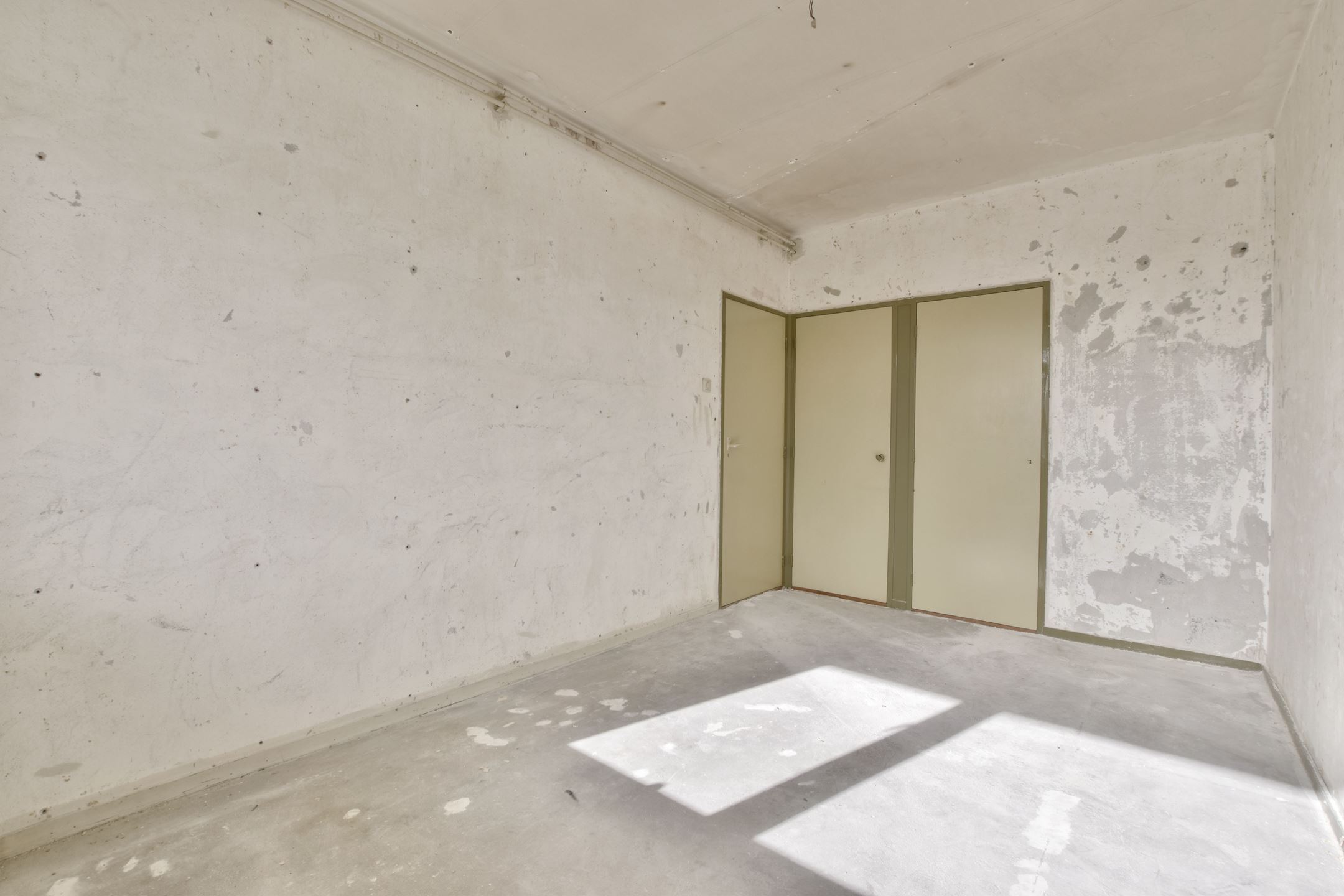 Glad stucwerk wanden en plafonds volledige appartement Amsterdam