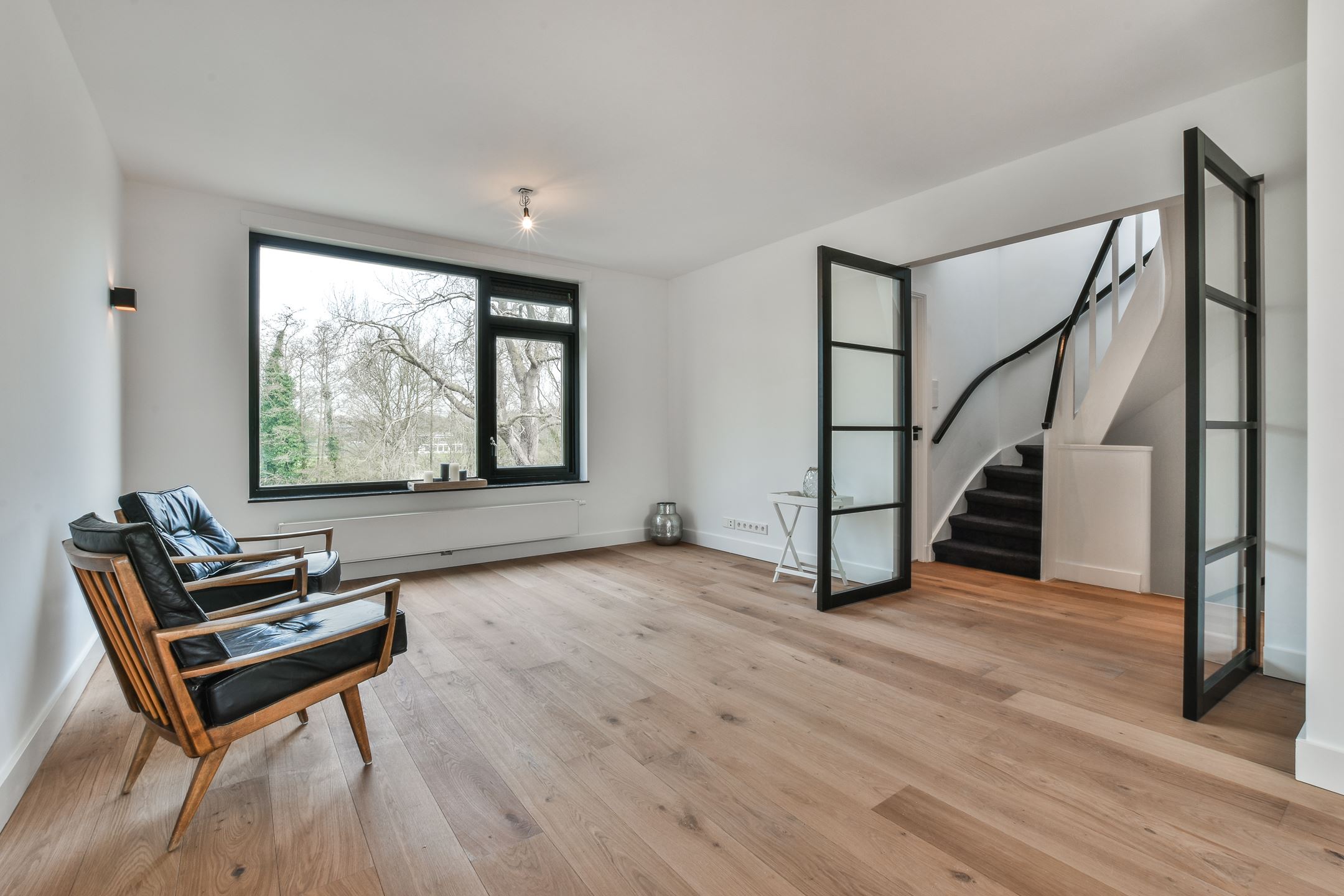 Glad stucwerk wanden en plafonds oud appartement in Amstelveen