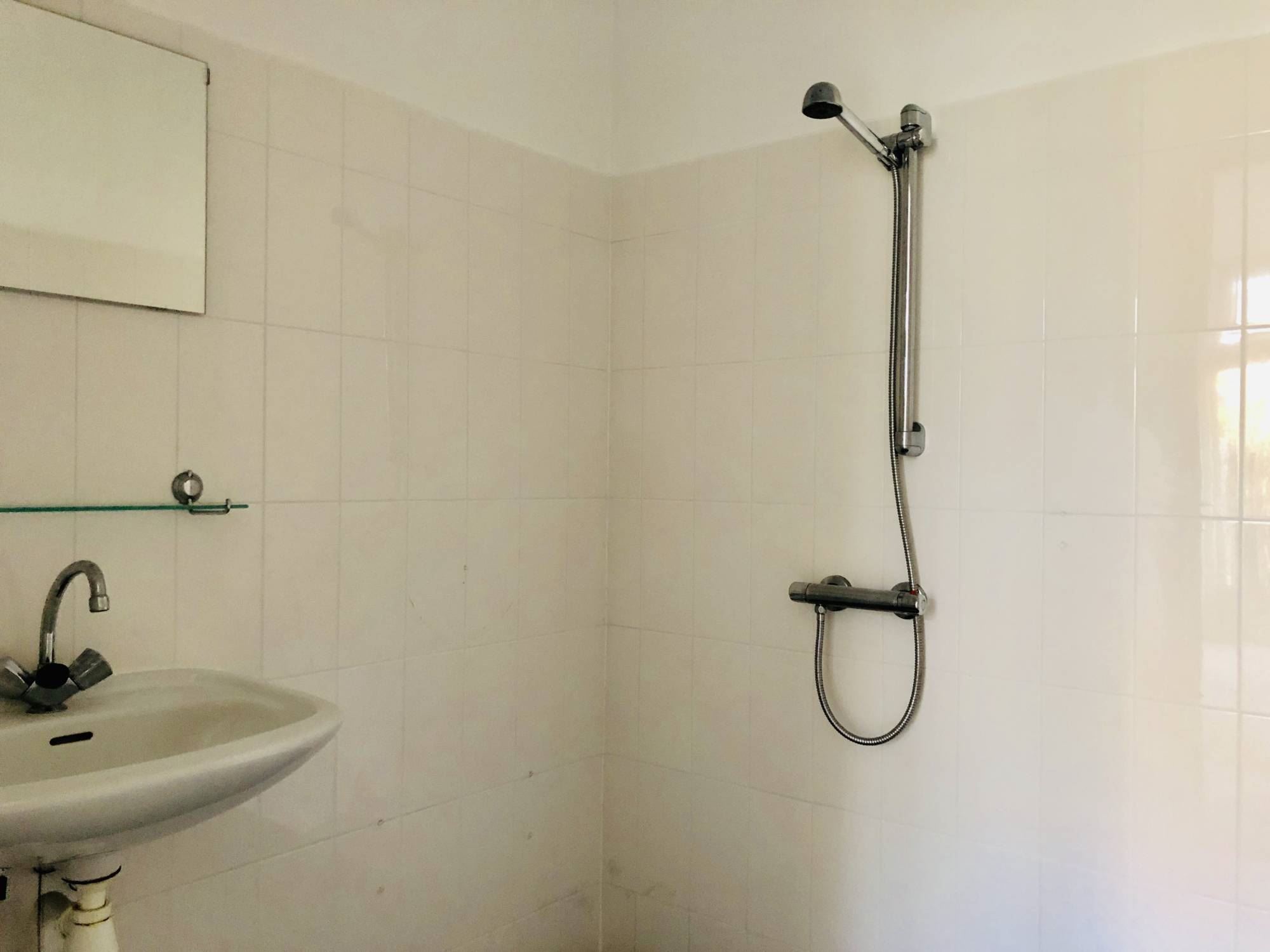 Bekijk Glad stucwerk oude tussenwoning foto 10