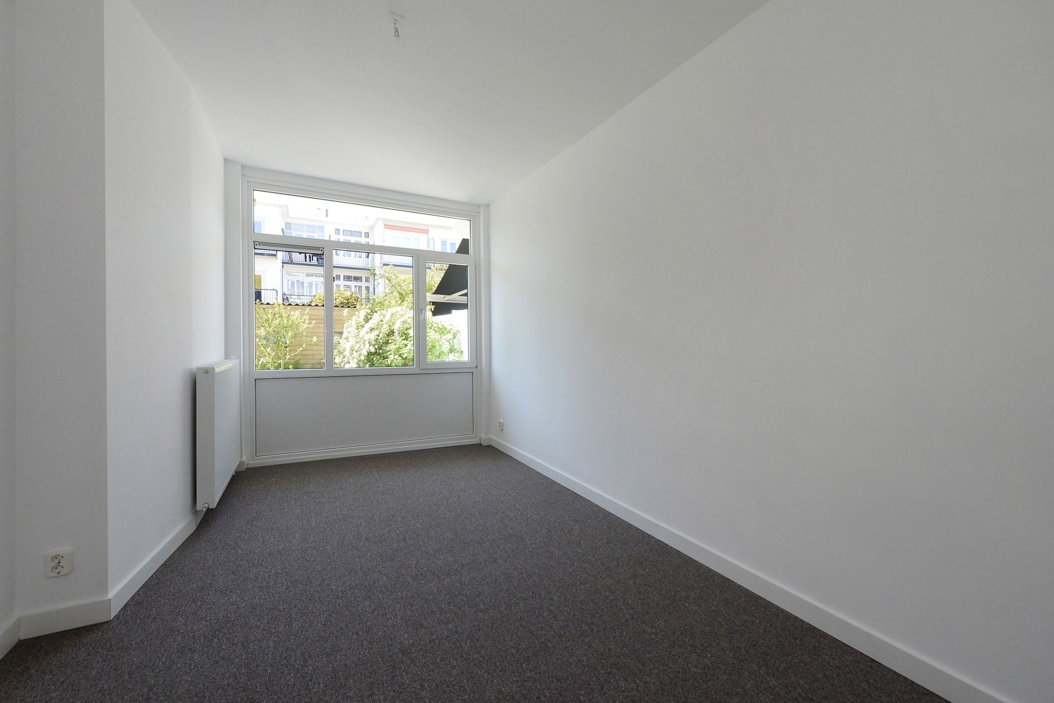 Bekijk Glad stucwerk oude tussenwoning foto 24