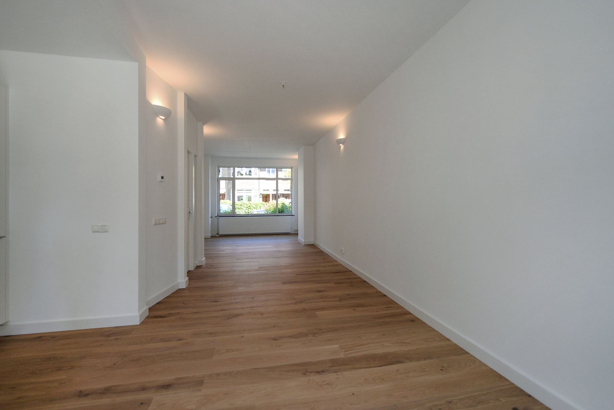 Bekijk Glad stucwerk oude tussenwoning foto 31