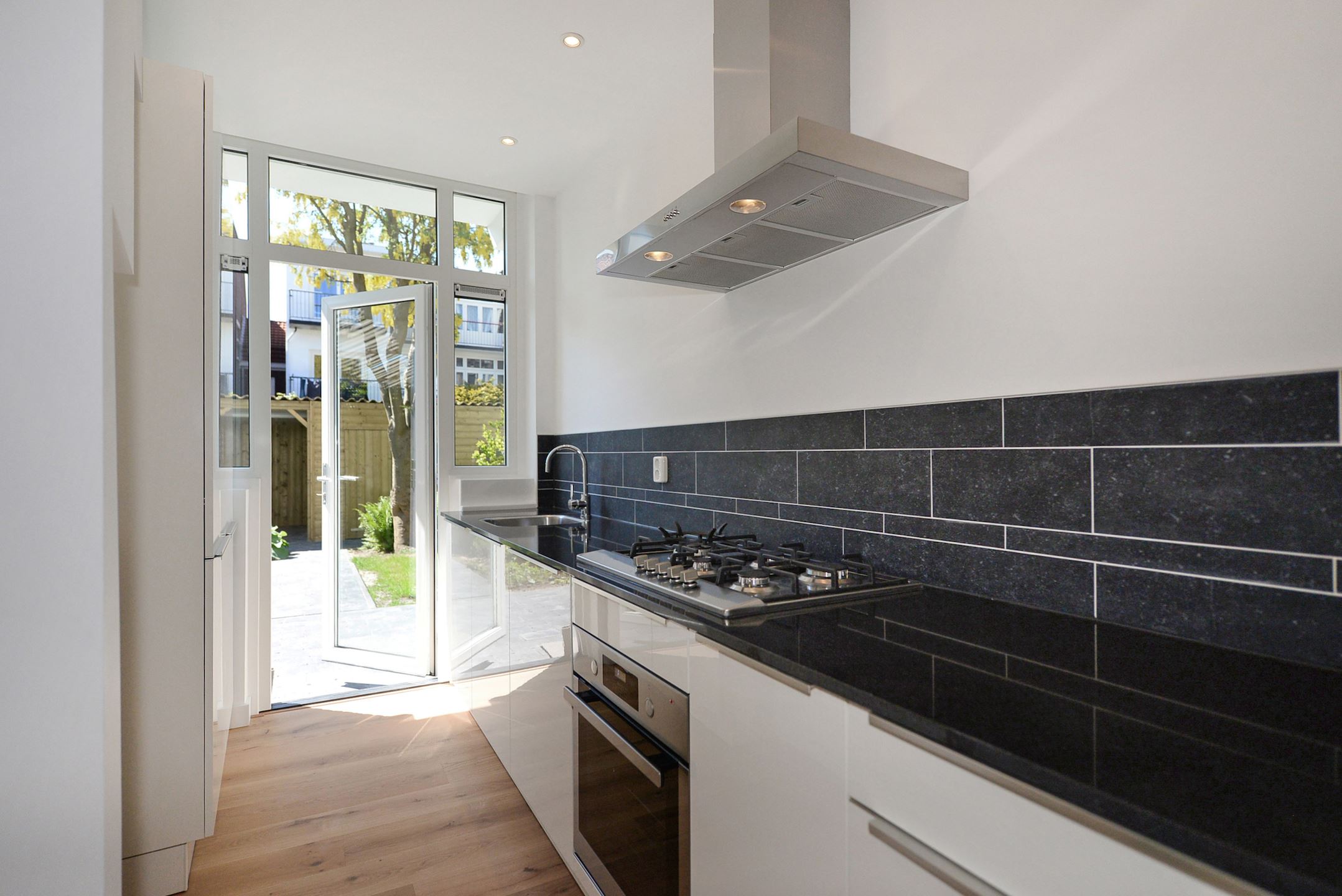 Bekijk Glad stucwerk oude tussenwoning foto 36