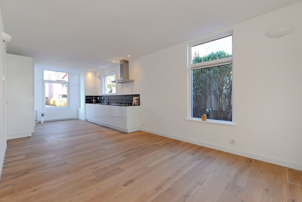 Bekijk Glad stucwerk wanden en plafond eengezinswoning in Rotterdam foto 8