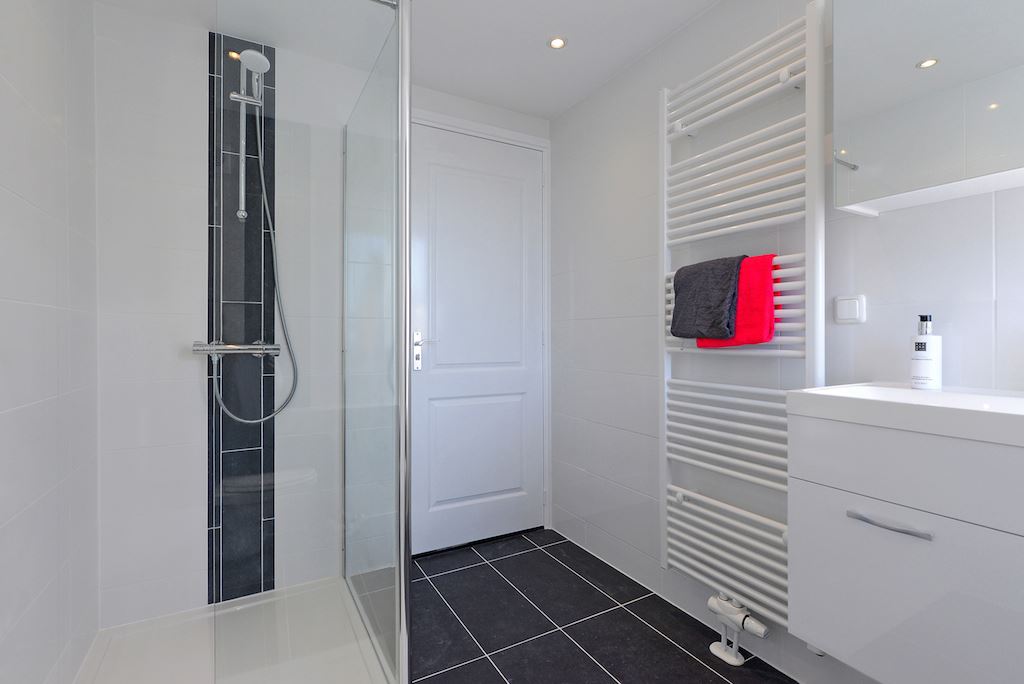 Bekijk Glad stucwerk wanden en plafond eengezinswoning in Rotterdam foto 21