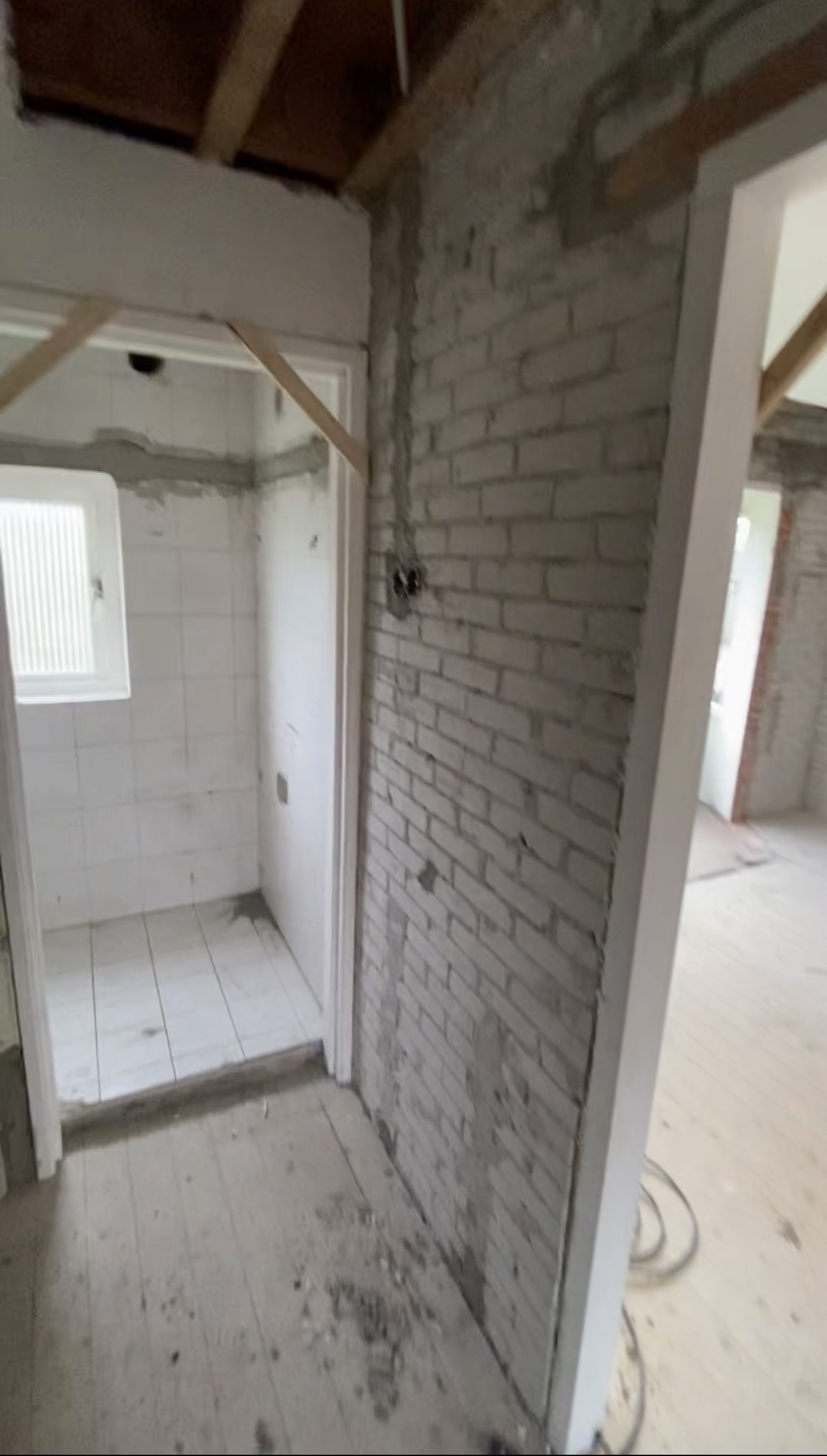 Bekijk Glad stucwerk wanden en plafond eengezinswoning in Rotterdam foto 26