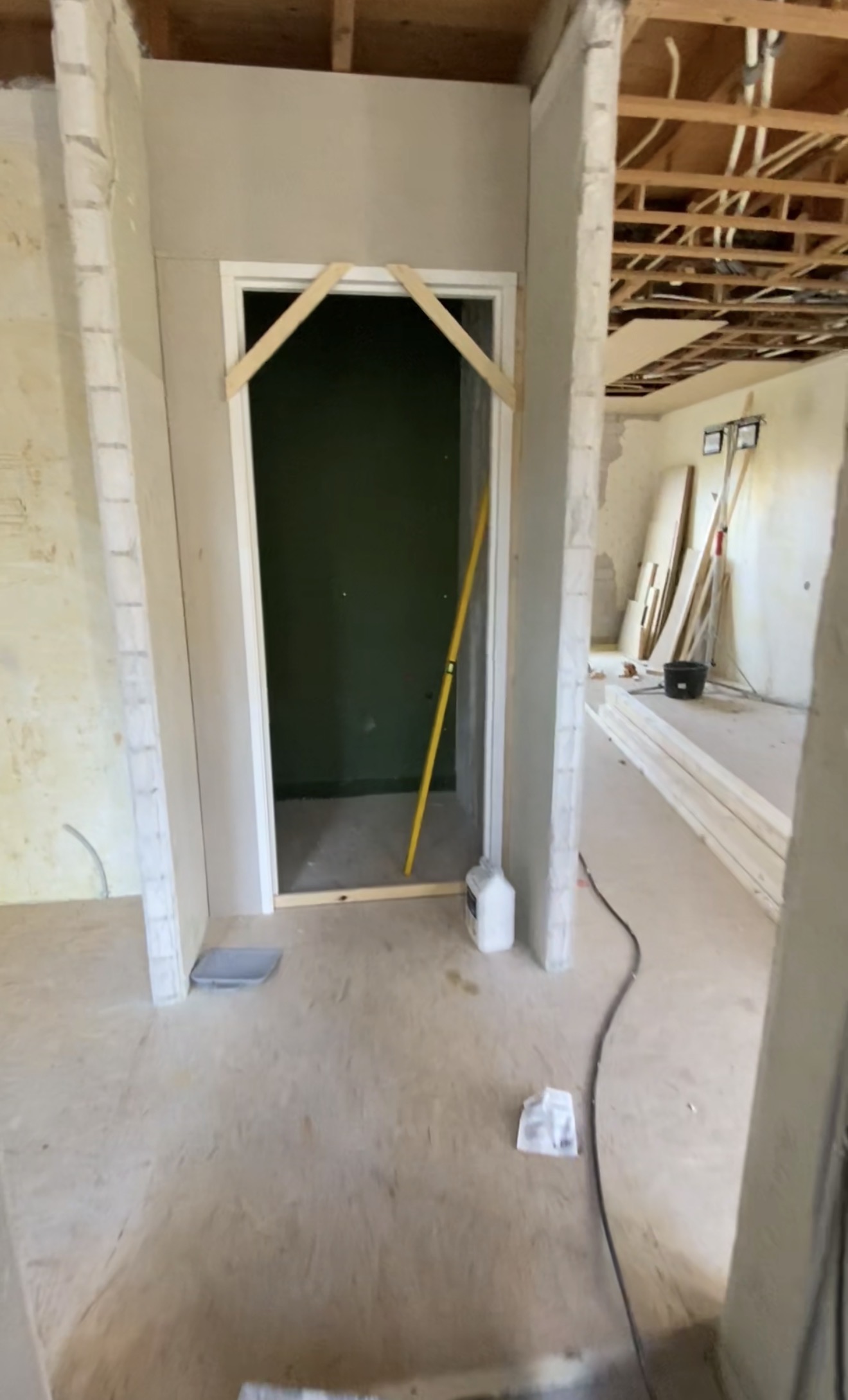 Bekijk Glad stucwerk wanden en plafond eengezinswoning in Rotterdam foto 33