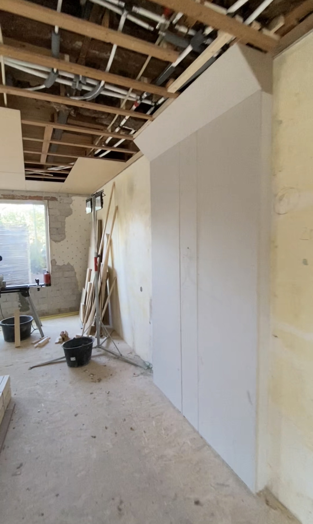 Bekijk Glad stucwerk wanden en plafond eengezinswoning in Rotterdam foto 36