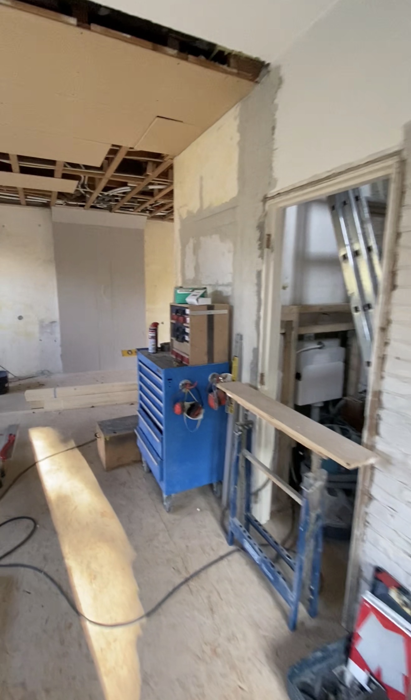 Bekijk Glad stucwerk wanden en plafond eengezinswoning in Rotterdam foto 39