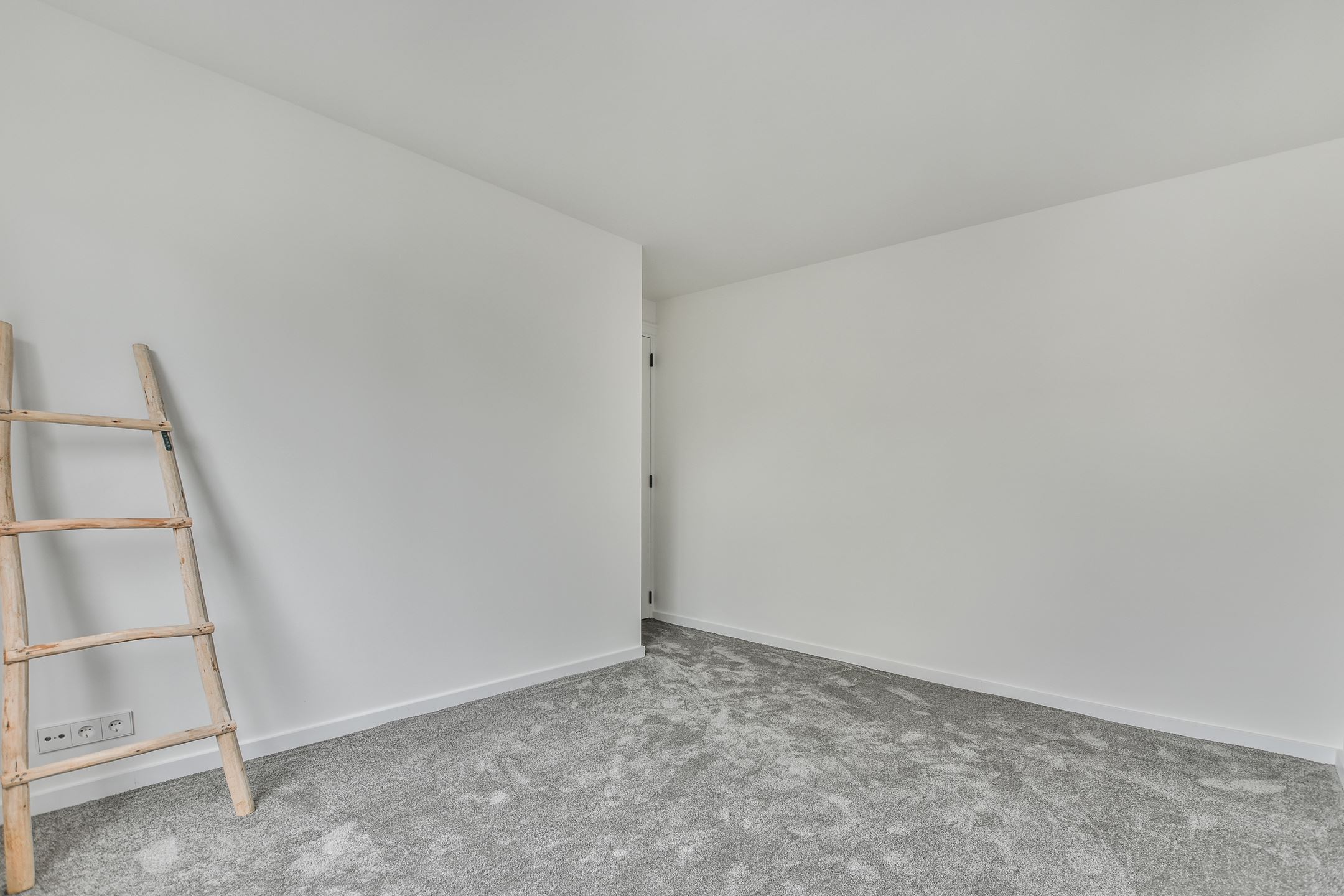 Bekijk Glad stucwerk wanden en plafonds luxe eengezinswoning is Amstelveen foto 27