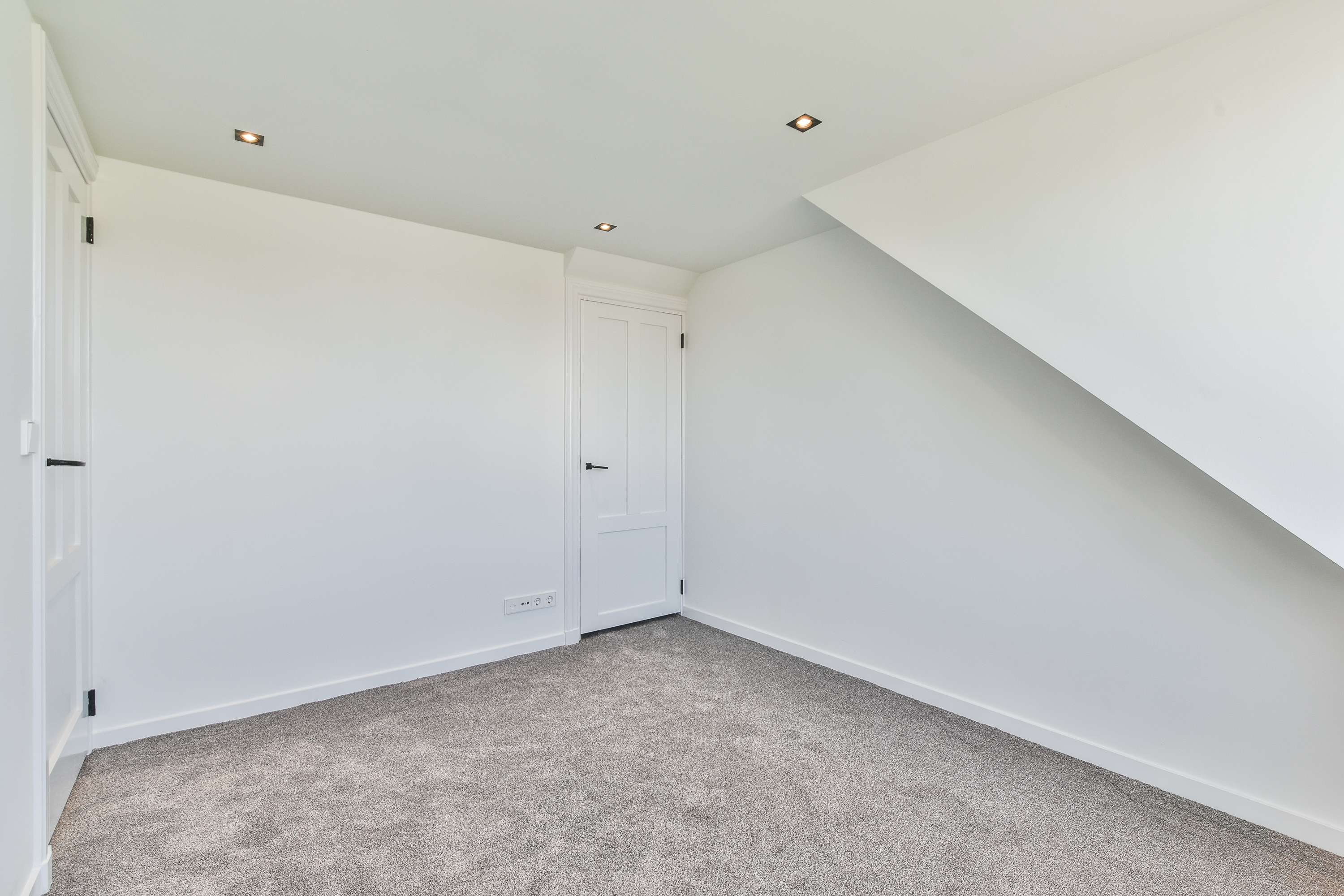 Bekijk Glad stucwerk van alle wanden en plafonds inclusief schilderwerk volledige huis foto 21