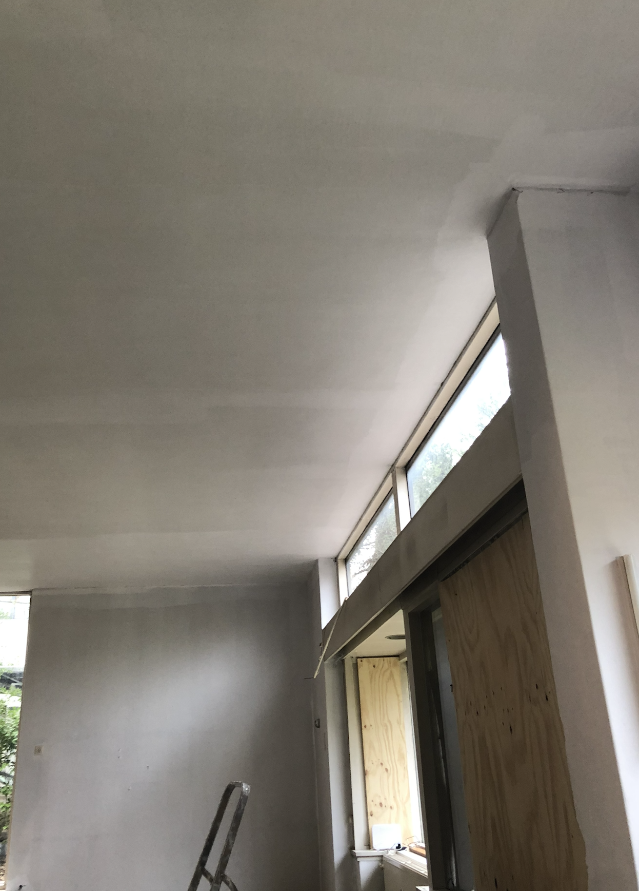 Volledige renovatie, stuc en schilderwerk wanden en plafond, ramen deuren en gevels